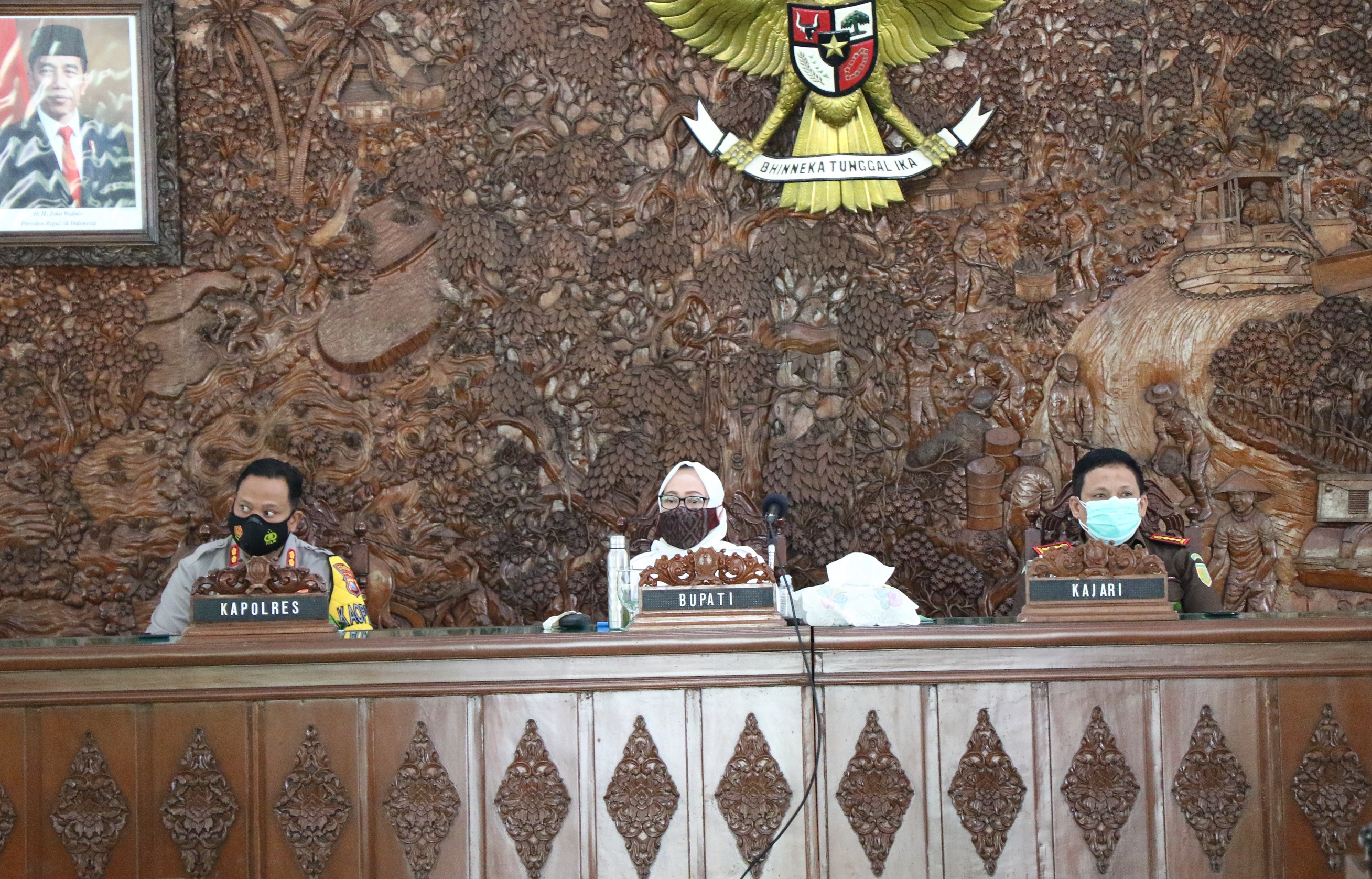 PEMBINAAN BAGI KEPALA DESA TERKAIT PENGELOLAAN BANTUAN KEUANGAN KEPADA PEMERINTAHAN DESA