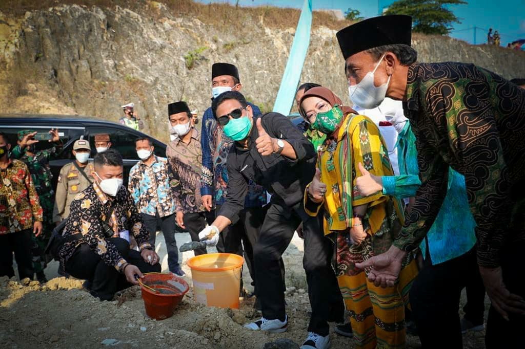 Peletakan Batu Pertama Pembangunan Wisata Desa Tebing Gupit oleh Gus Menteri Desa PDTT