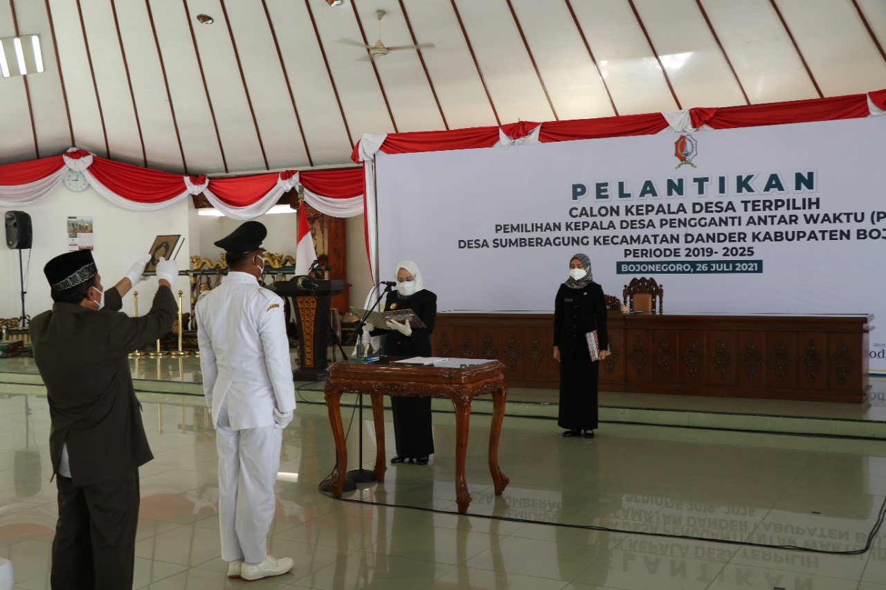 Bupati Bojonegoro Lantik Calon Kepala Desa Pengganti Antar Waktu (PAW) Desa Sumberagung