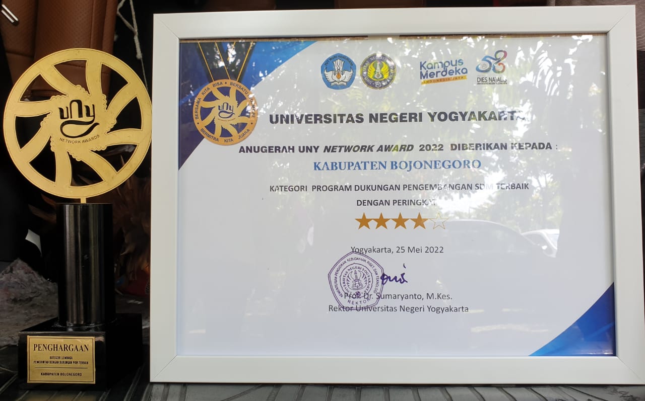 Dukung Pengembangan SDM Melalui Program RPL Desa, Pemkab Bojonegoro Terima UNY Network Award 2022