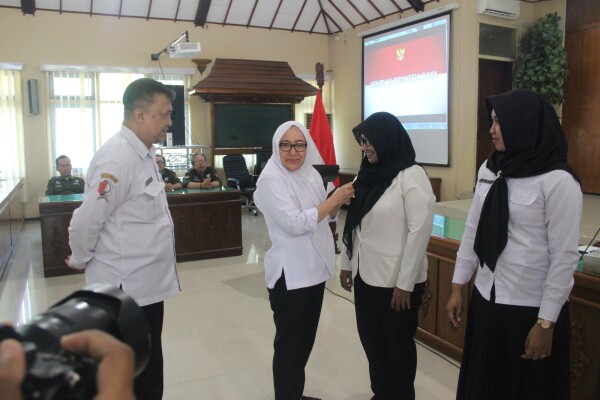 Pemkab Bojonegoro Terus Tingkatkan IDM, 155 Desa Mandiri Terima Lencana dan Piagam Penghargaan