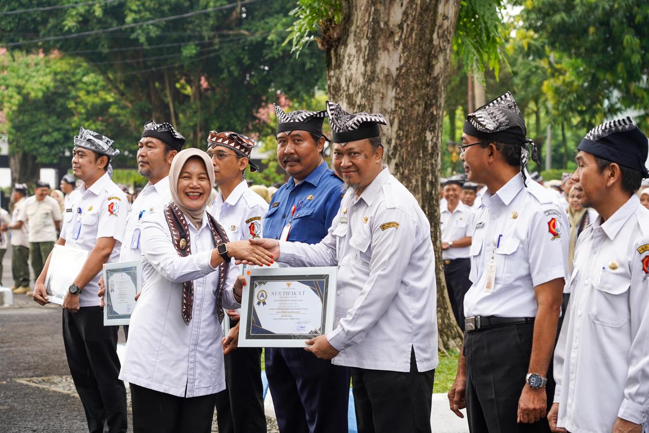 DPMD Bojonegoro Raih Penghargaan SKM 2025 dengan Nilai Sangat Baik